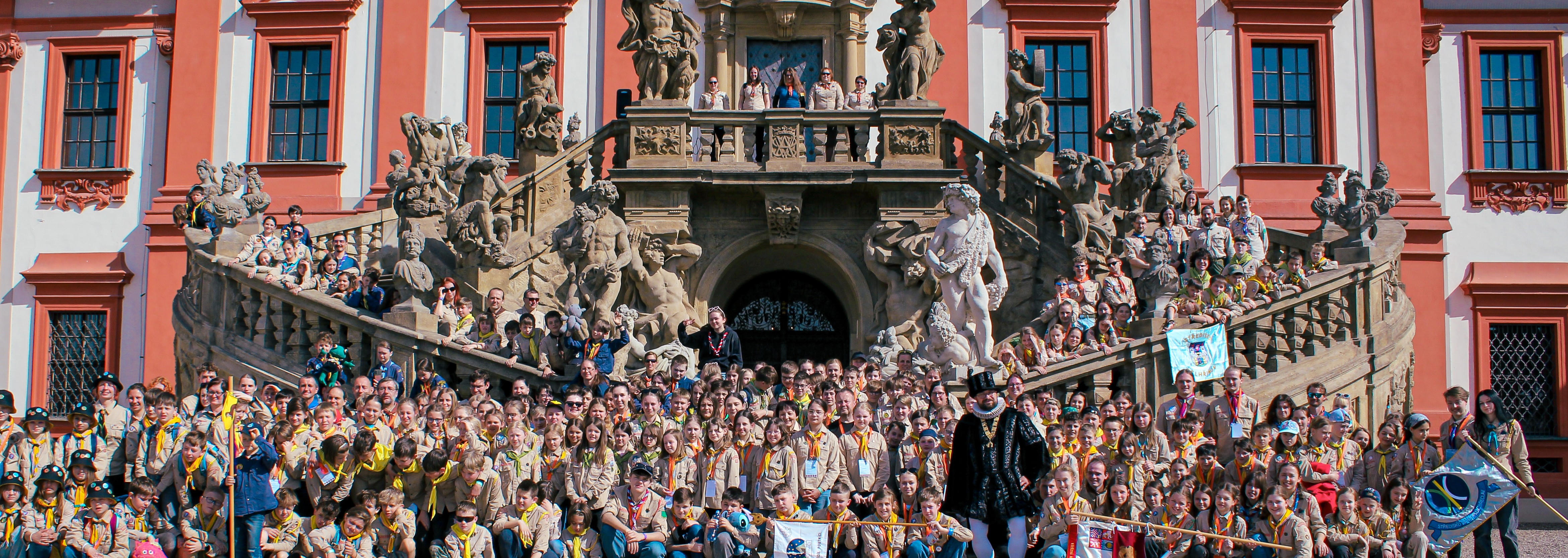 Hromadná fotografie účastníků skautkého závodu